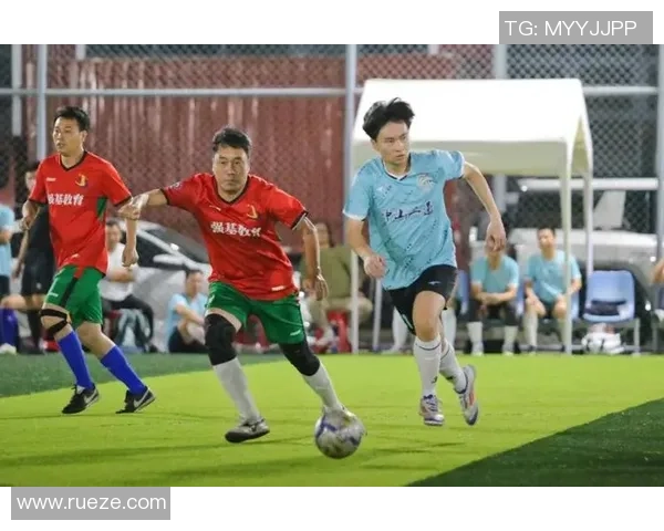 足球巨星璀璨人生：从青涩少年到全球瞩目的巅峰传奇